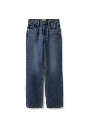 Blaue Jeans mit geradem Bein, vorne mit Knopf und Reißverschluss, Gürtelschlaufen sowie Vorder- und Gesäßtaschen, flach auf weißem Hintergrund liegend.
