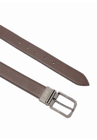 Bruine leren riem met een struktureel oppervlak, voorzien van een zilveren rechthoekige gesp en meerdere gaten voor verstelling.