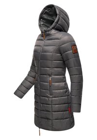 Pelēks pufīgs parka mētelis ar kapuci, ar horizontālu quilted rakstu, divām sānu rāvējslēdzēju kabatām un ādas detaļām uz piedurknēm un rāvējslēdzēja.
