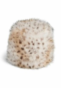 Cappello in finta pelliccia di forma arrotondata, caratterizzato da una miscela di tonalità crema e marrone chiaro e da una consistenza morbida, accentuato da motivi scuri a macchie.