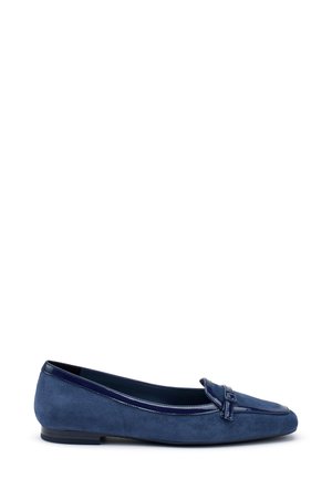 Ballerina flat in suede blu con punta a mandorla, dettaglio a fiocco decorativo e bordo a contrasto. Tacco basso e piatto per un facile indossare.