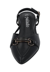Zapato negro de piel con talón abierto y puntera afilada, con acentos de hardware dorado y correa ajustable, que presenta una textura suave y un diseño minimalista.