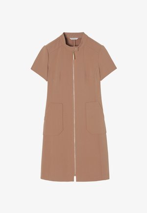 Korte mouwen jurk van zacht beige stof, met een ritssluiting aan de voorkant, hoge kraag en twee grote zijzakken, met een modern, gestroomlijnd silhouet.