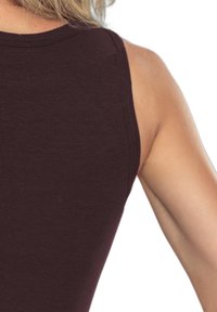 Brązowy bezrękawnik z prążkowanego materiału, z okrągłym dekoltem i dopasowanym krojem, prezentujący gładką teksturę i czyste szwy.