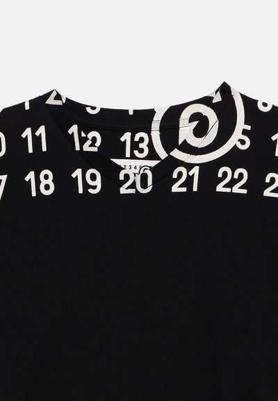 Μαύρο t-shirt με στρογγυλή λαιμόκοψη, διακοσμημένο με τυπωμένους λευκούς αριθμούς και σπειροειδές σχέδιο στο γιακά. Μαλακή υφή υφάσματος.