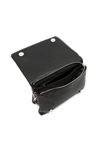 Borsa in pelle nera con superficie testurizzata, dotata di un compartimento principale con cerniera, hardware argentato e due chiusure a scatto sul pattino.