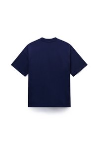 Μπλουζάκι βαμβακερό σε ναυτικό μπλε χρώμα, κοντά μανίκια, λαιμός στρογγυλός, μονόχρωμο χωρίς ορατά σχέδια ή διακοσμητικά στοιχεία. Μαλακή υφή, κανονική εφαρμογή.