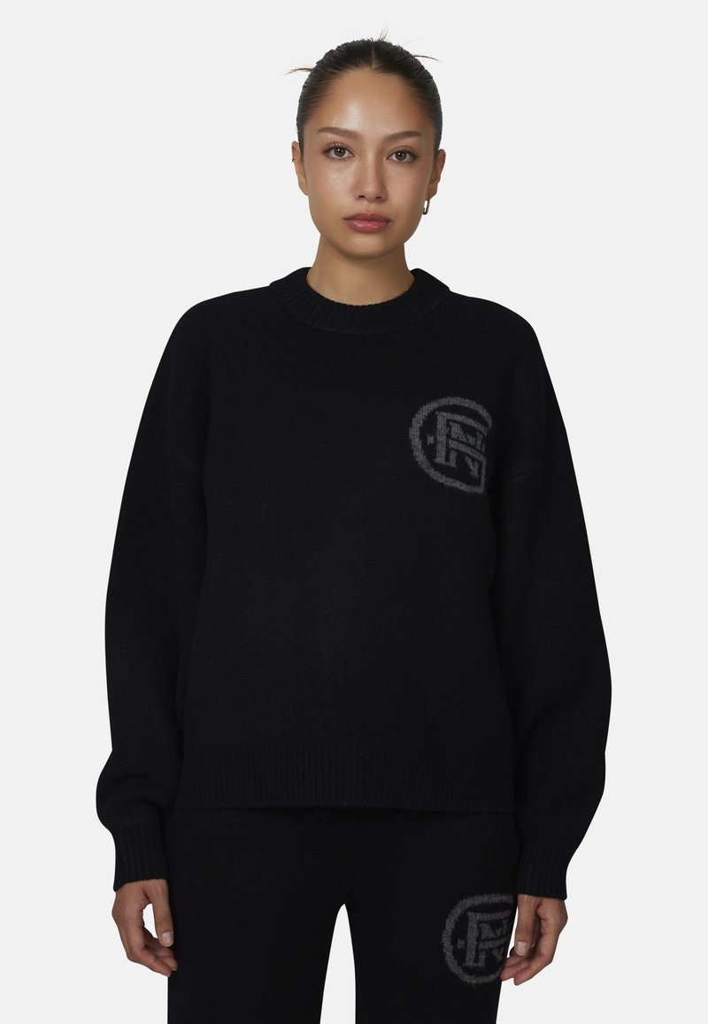 Zwarte gebreide trui met een ronde hals, voorzien van een gestructureerd logo in donkergrijs op de borst en geribde zoom en manchetten.