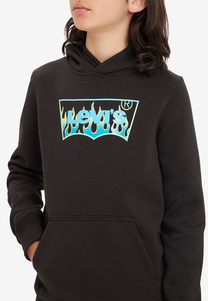 Hoodie noir avec une poche kangourou à l'avant, ornée d'un design de flammes bleu et vert autour du logo "Levi's" sur la poitrine.