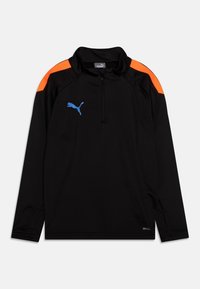 Svart långärmad tröja med orange axeldetaljer, halvdragkedja och blå logga. Tillverkad av fukttransporterande tyg, med platta sömmar.