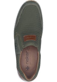 Scarpa slip-on verde in mesh con dettagli in pelle marrone, soletta imbottita e superficie texturizzata. Presenta il logo e un design della suola robusto.