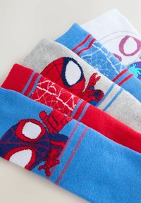 Cuatro pares de calcetines con diseños de Spider-Man. Colores: rojo, gris, azul y blanco. Tejido texturizado con gráficos del personaje y acentos a rayas.