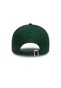 Casquette de baseball verte avec une visière incurvée, sangle réglable à l'arrière et tissu texturé. Six œillets de ventilation visibles.