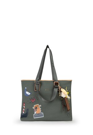 Borsa tote verde oliva con manici neri, decorata con toppe a tema Venezia e portachiavi con pesce giallo e nappine.