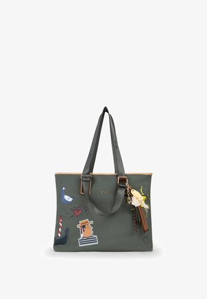Sac cabas vert olive avec des poignées noires, décoré de patches sur le thème de Venise et d'un porte-clés avec un poisson jaune et des pompons.
