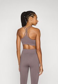 ICANIWILL DEFINE SEAMLESS V SHAPE BRA - Sportski grudnjak sa srednje jakom potporom - dusty brown