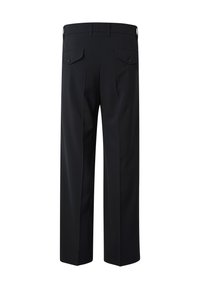 Pantalones negros a medida con piernas rectas, trabillas para cinturón y bolsillos traseros con solapa abotonada.