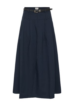 Culottes larges bleu marine avec passants de ceinture et une ceinture noire fine avec une boucle argentée sur fond blanc.