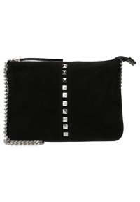 Clutch de ante negro con una fila vertical de tachuelas plateadas cuadradas y una cadena plateada, cierre de cremallera en la parte superior.