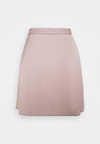 Falda rosa claro de longitud a la rodilla con corte recto y una cintura simple sobre un fondo blanco.