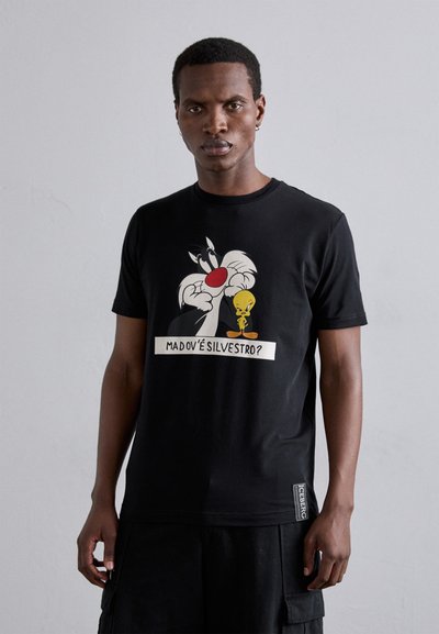Tricou negru din bumbac, având un grafic cu Sylvester și Tweety. Include o casetă de text albă în partea de jos cu fraza scrisă cu litere îngroșate.