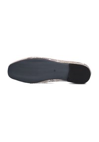 Vlakke schoenen met een gestructureerde bovenkant die lijkt op slangenleer, met een zwarte rubberen zool en een iets verhogende hak, maat 38.
