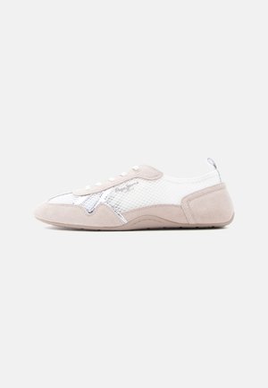 Baskets beige et blanches à profil bas avec des panneaux en maille et en daim, des lacets, et le logo "Pepe Jeans London" sur le côté.