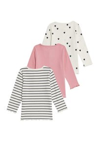 Drei Langarmshirts: eines in Pink, eines in Weiß mit marineblauen Herzen und eines in Weiß mit marineblauen Streifen. Alle haben eine gerippte Textur und gewellte Bündchen.