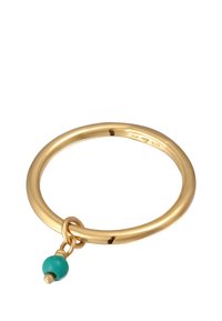 Guldforgyldt ring med glat, rundet band; har en turkis perle vedhæng, der er fastgjort med en lille metalring.