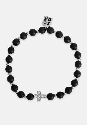 Fekete gyöngy karkötő ezüst kiegészítőkkel és kristályokkal díszített kereszt középrésszel. Tartalmaz egy kis fémtáblát.