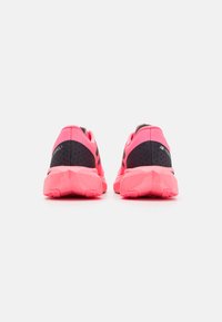 New Balance FUELCELL REBEL V4 - Apavi skriešanai pa asfaltu - pink