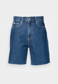 Denimshorts i mörkblått, med en klassisk femfickdesign, fransad fåll och metallknappstängning med kontrasterande sömnad.
