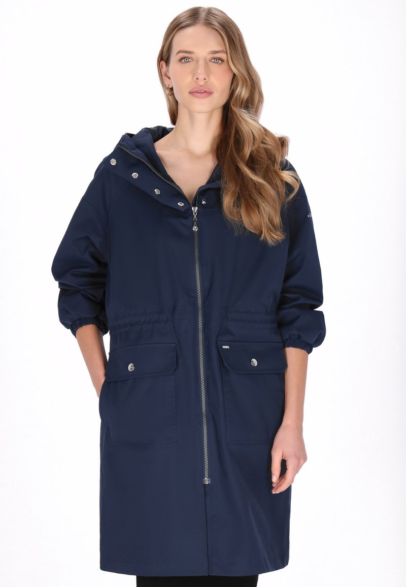 Granatowy, wodoodporny płaszcz przeciwdeszczowy z kapturem, zapinany na zamek z przodu, z elastycznymi mankietami, wiązaniem w talii i dwoma przednimi kieszeniami. Gładki, wodoodporny materiał.