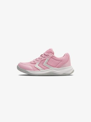 Roze lage atletieksneaker met mesh bovenwerk, wit dubbel chevron-logo aan de zijkant, witte tussenzool en grijze buitenzool, schuin naar links.