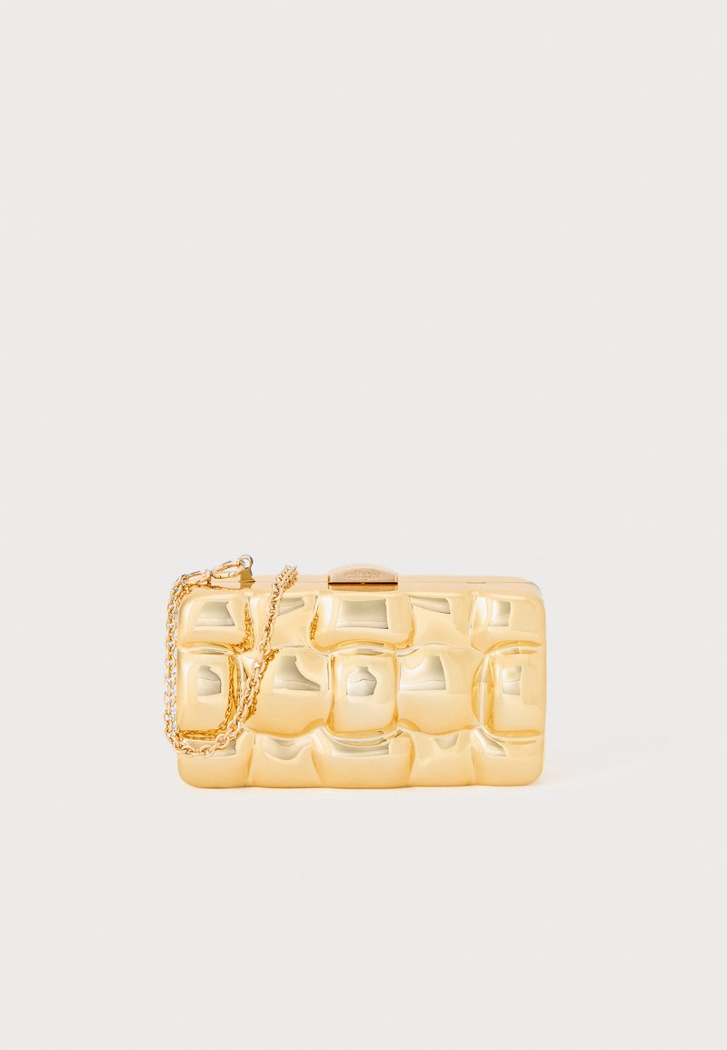 Pochette rectangulaire dorée avec une surface texturée mettant en avant des formes dome-like. Comprend une fine chaîne en métal et un fermoir.