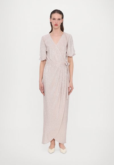 Vestido largo y envolvente en una tela de brillo color rosa pálido. Presenta mangas cortas, un lazo en la cintura y un acabado fluido y ligeramente texturizado.