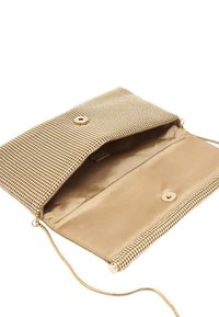 Złota torebka kopertowa z siateczkowym wykończeniem, magnetycznym zapięciem na zatrzask i satynowym wnętrzem. Posiada kieszeń na zamek oraz łańcuszek.