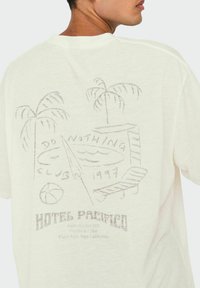 Only & Sons LOCKER GESCHNITTEN RUNDHALS KASTIGE ÄRMEL - T-shirt imprimé - cloud dancer