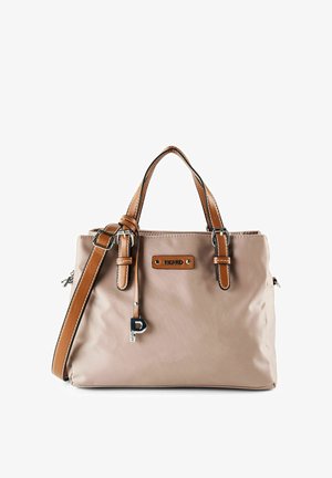 Beige Handtasche mit braunen Ledergriffen, verstellbarem Schultergurt, Metallanhänger in Form eines "P" und einer "PICARD"-Logoplatte auf der Vorderseite.