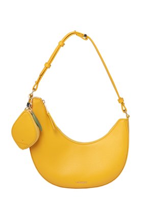 Sac à main en cuir jaune en forme de croissant avec une bandoulière réglable et une petite pochette à monnaie zippée attachée, marqué "TATUUM" à l'avant.