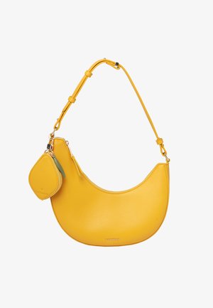 Sac à main en cuir jaune en forme de croissant avec une bandoulière réglable et une petite pochette à monnaie zippée attachée, marqué "TATUUM" à l'avant.