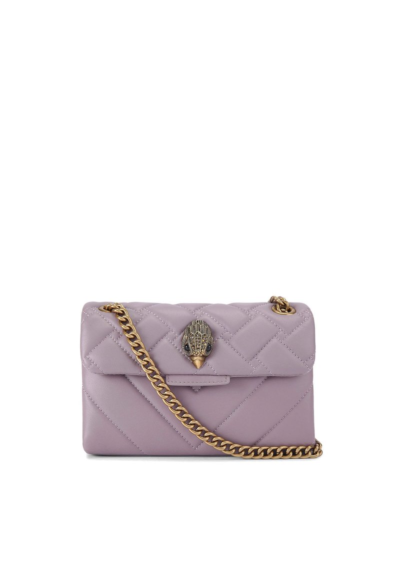 Borsa a tracolla in pelle di lavanda trapuntata con catena dorata e chiusura decorativa con design texturizzato. Forma rettangolare compatta.