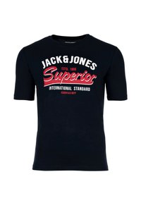 Tummansininen puuvillapaita lyhyillä hihoilla, jossa on suuri valkoista ja punaista grafiikkaprintti, mukaan lukien "JACK&JONES" ja tekstikorostuksia.