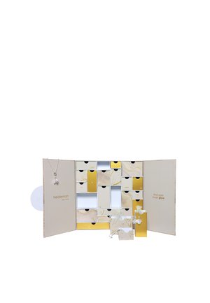 Adventskalender mit nummerierten goldenen, weißen und marmorierten Schubladen, einige geöffnet, die Schmuckstücke und eine Halskette auf dem linken Panel zeigen.
