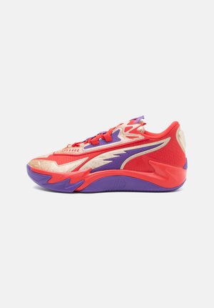 Czerwono-fioletowe buty sportowe z teksturowanym wierzchem, dynamicznym designem, wyraźnymi akcentami w postaci błyskawic oraz grubą, amortyzowaną podeszwą.