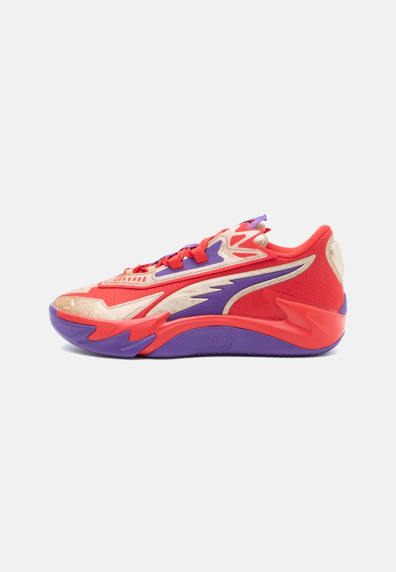 Czerwono-fioletowe buty sportowe z teksturowanym wierzchem, dynamicznym designem, wyraźnymi akcentami w postaci błyskawic oraz grubą, amortyzowaną podeszwą.