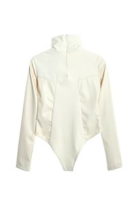 Body de manga larga en color crema. Presenta un cuello alto, tejido suave, diseño ajustado y espalda moldeada con detalles en panel.
