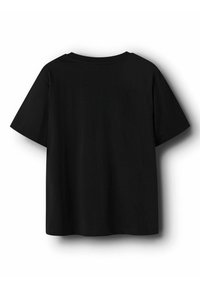 Must tokk, lühikeste varrukatega T-särk, mis on valmistatud puuvillast. Omab ümmargust kaeluse ja vabalt langevat lõiget. Kujundatud ilma kaunistuste või mustriteta.