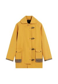 Impermeable amarillo con un gran cuello, cierres tipo toggle, dos bolsillos frontales y detalles en marrón en los puños y bolsillos. Textura de tela suave.