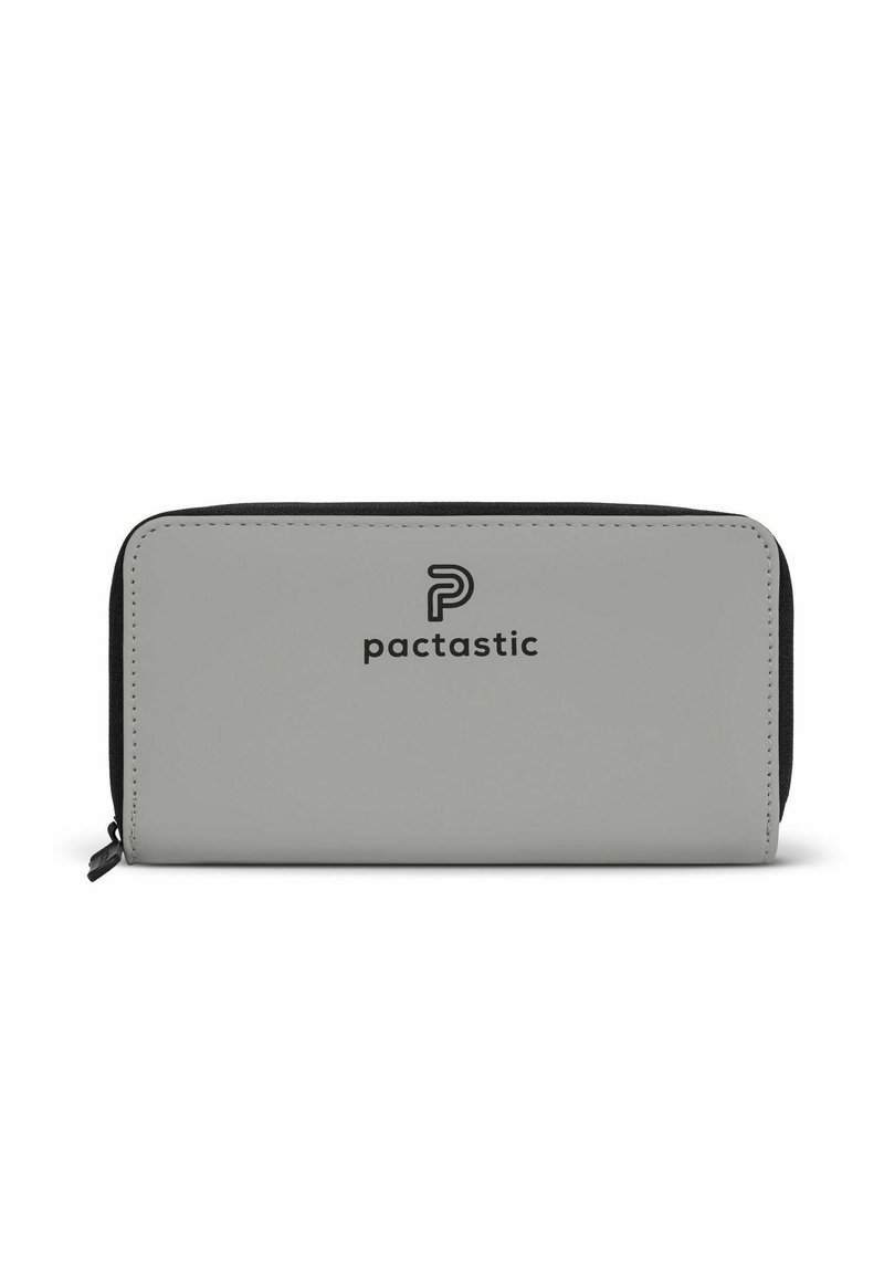 Billetera de imitación de cuero gris con cremallera negra y el logotipo "pactastic" impreso en negro en la parte frontal. Textura suave, forma rectangular.